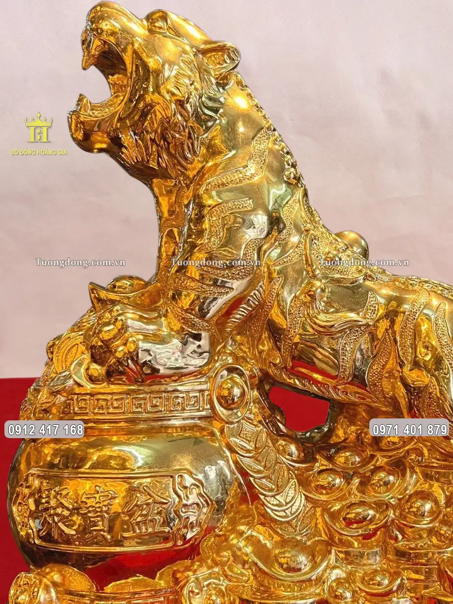 Tượng được đúc theo dáng Hổ ôm hũ tiền vàng